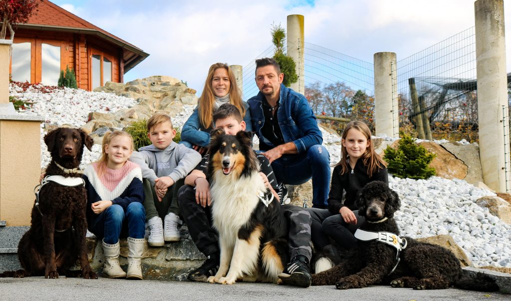 Schulleiterin mit ihrem Mann, vier Kindern und drei Hunde